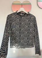 Polera encaje rosas manga larga